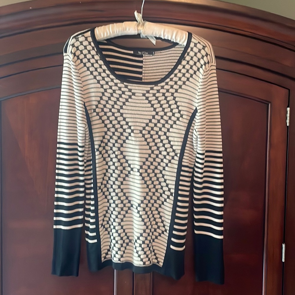 Nic + Zoe form-fitting sweater. Size M.